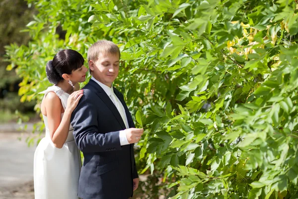 Bride and groom outdoors — Stock Photo, Image