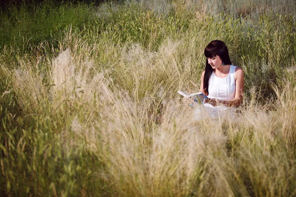 Reading a book — Stock Photo, Image