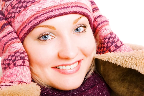 Lächelndes Mädchen im Wintermantel — Stockfoto