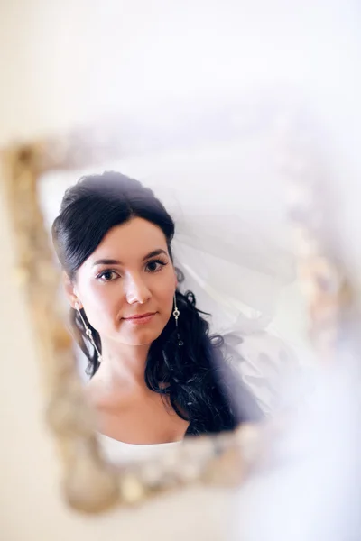 Bride looks in the mirror — Stock Photo, Image