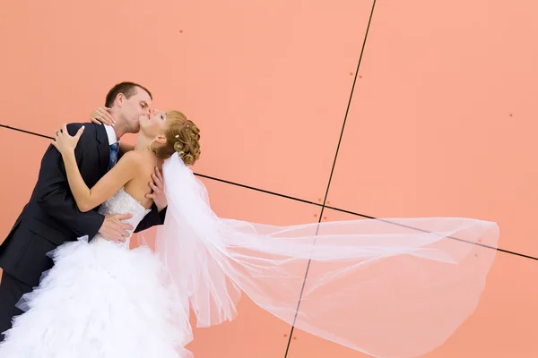 Поцілунок нареченого і нареченого — стокове фото