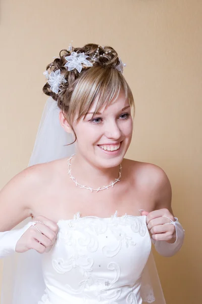 Glückliche Braut zieht Kleid an — Stockfoto