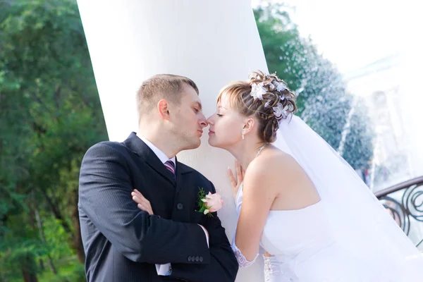O beijo perto da coluna — Fotografia de Stock