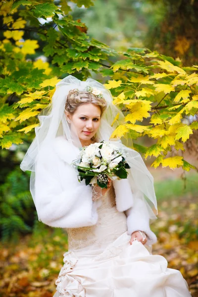 Braut im Park — Stockfoto