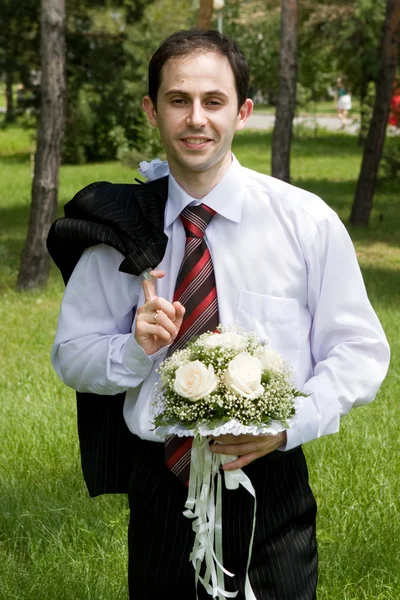 Ele veio com flores de amor — Fotografia de Stock