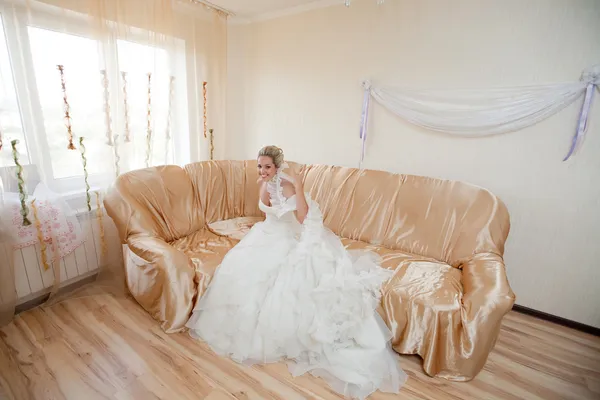Sposa felice sul divano — Foto Stock
