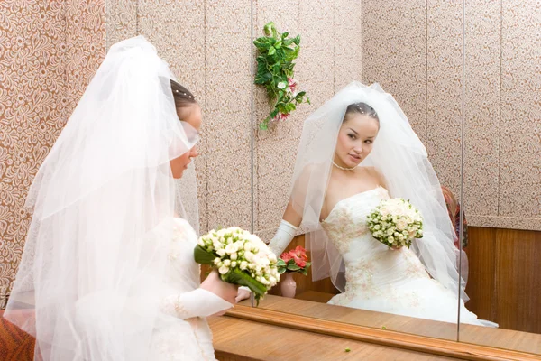 Jonge bruid en grote spiegel — Stockfoto