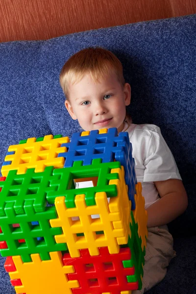 Pojke spelar — Stockfoto