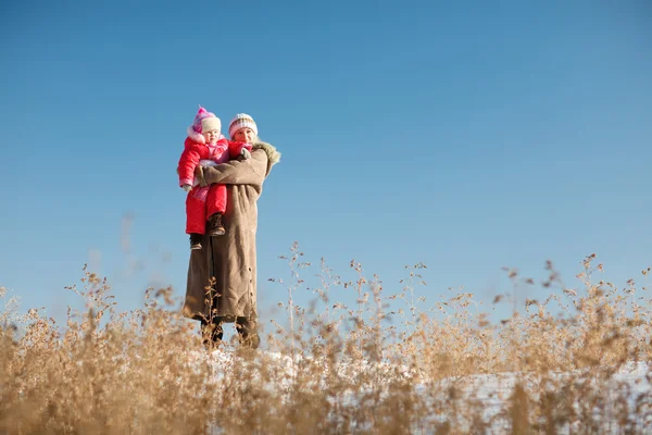 Mom and child outdoors — Stock Photo, Image