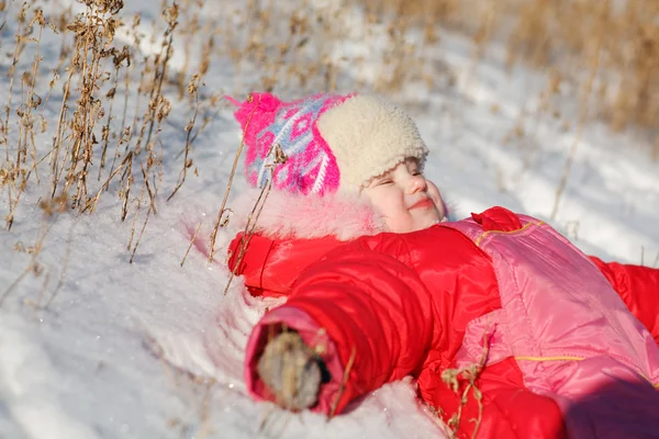 Niño en la nieve — Foto de Stock