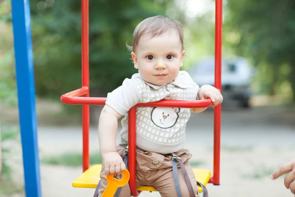 Enfant sur le swing — Photo