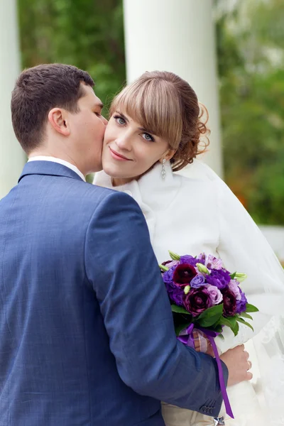 Casal perto das colunas — Fotografia de Stock