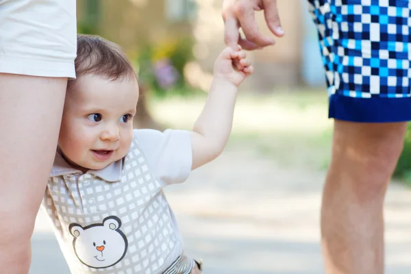 Dziecko z mama i tata spaceru — Zdjęcie stockowe