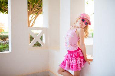 Duvar tarafından kız moda