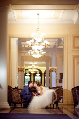 Gelin ve damat, golden hall