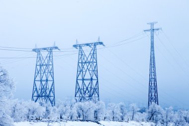 Kışın elektrik yüksek gerilim metal direk