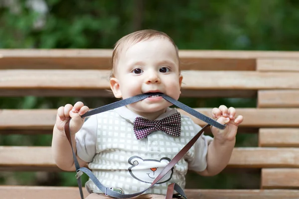 Enfant heureux sur le banc — Photo