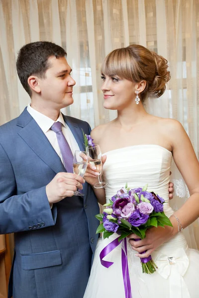 Bride and groom with champagne — Stock Photo, Image