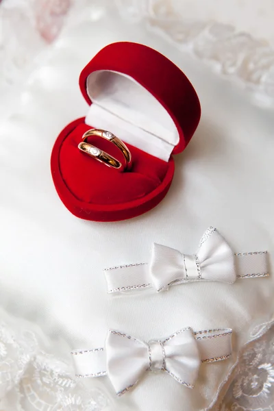 Anillos en la almohada — Foto de Stock