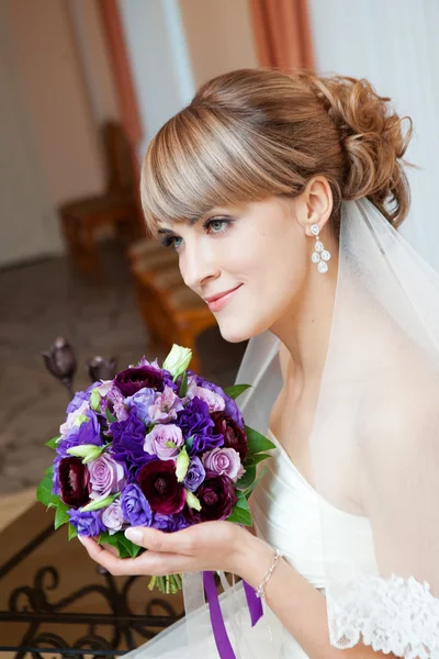 Young bride with flower — Stock Photo, Image