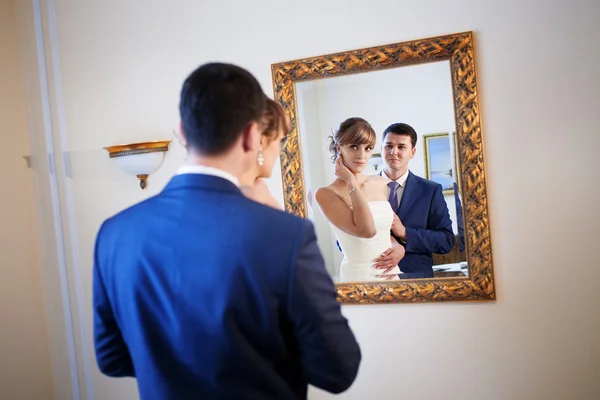 Невеста и жених у зеркала — стоковое фото