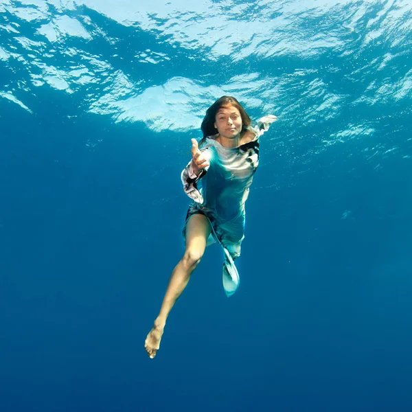 Fille donnant la main à vous sous l'eau — Photo