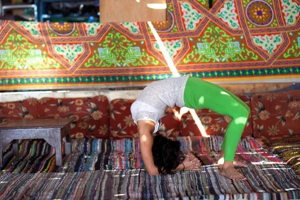 Flickan gör yoga inomhus — Stockfoto