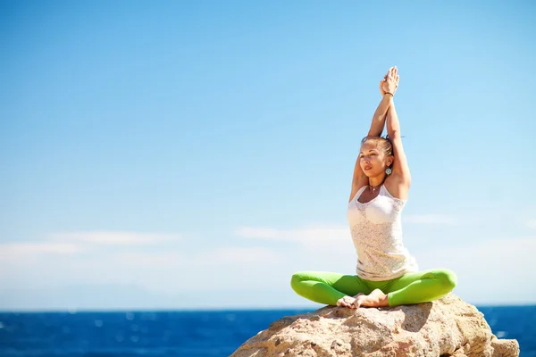 Sahilde yoga yapan bir kız. — Stok fotoğraf