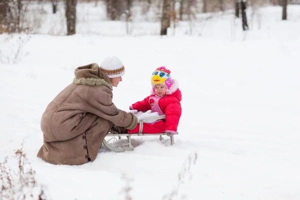 Bambino con madre in inverno — Foto Stock
