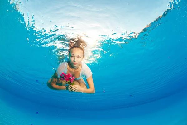 Retrato submarino con flor — Foto de Stock