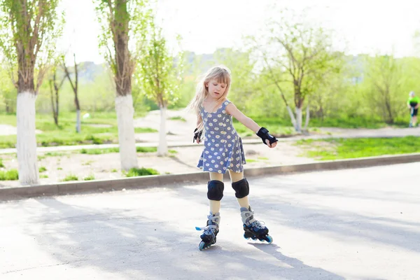 Patines de niña —  Fotos de Stock