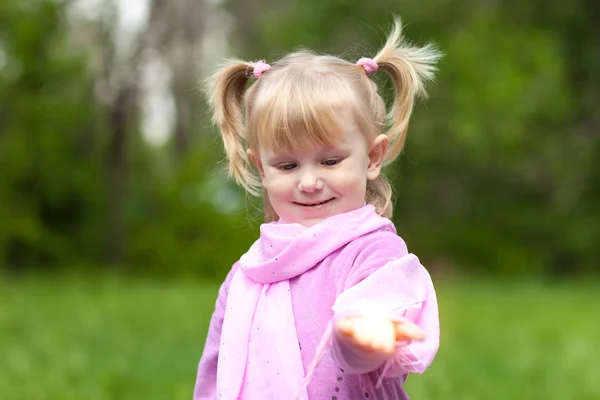 Dziewczyna z małą lampkę w ręku — Zdjęcie stockowe