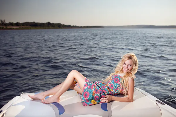 Молодая девушка на лодке — стоковое фото
