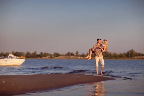 Par på stranden — Stockfoto