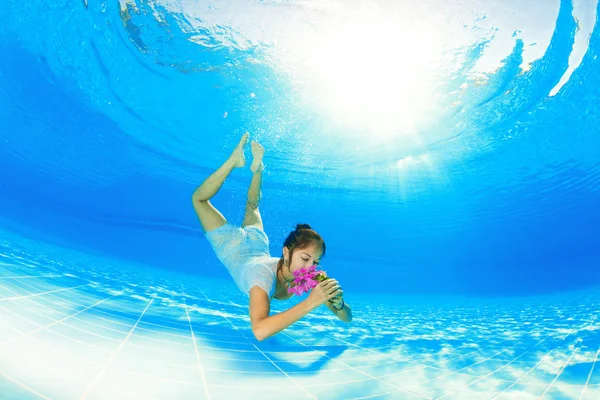 Nadar bajo el agua con flores — Foto de Stock