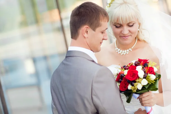 Bruden och brudgummen med en glasvägg — Stockfoto