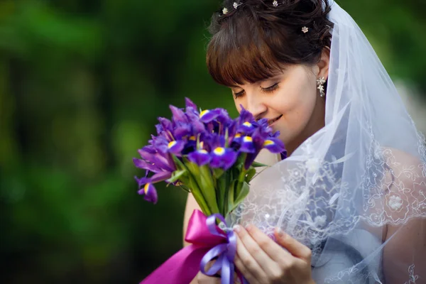 Novia joven con flores —  Fotos de Stock