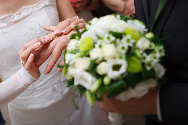 Pôr uma aliança de casamento — Fotografia de Stock