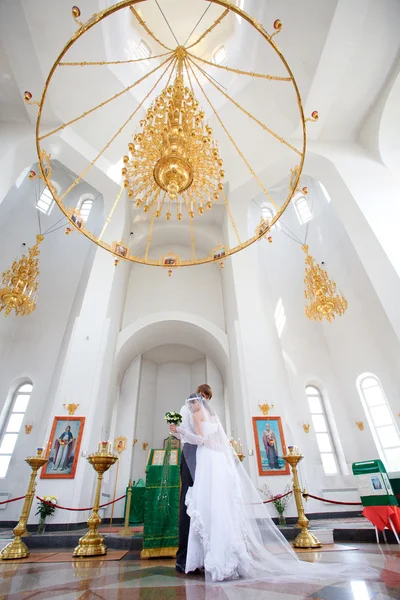 Brud och brudgum i kyrkan — Stockfoto