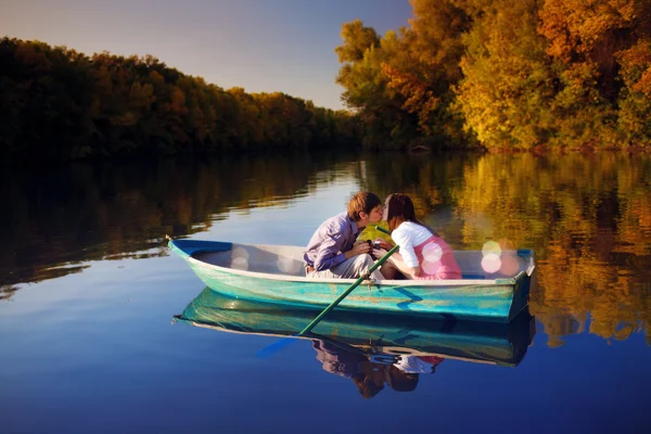 Casal em um barco — Fotografia de Stock