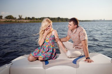 genç bir çift tekne