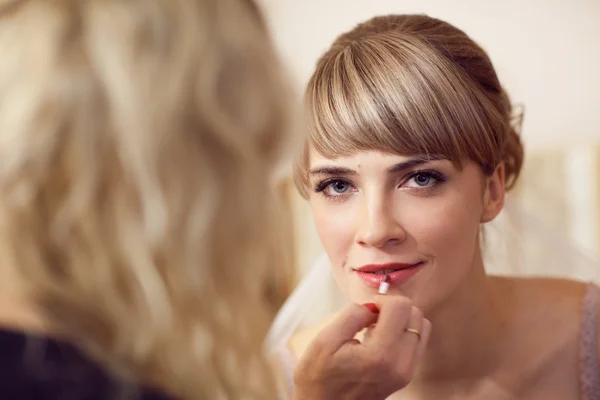 Girl applying make-up — Stock Photo, Image