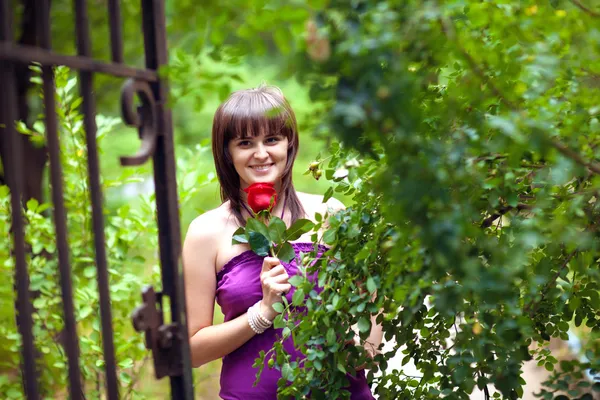 Chica con rojo rosa al aire libre — Foto de Stock