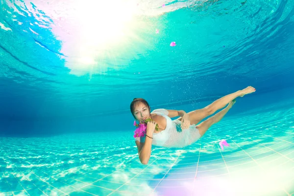 Nuoto subacqueo con fiori — Foto Stock