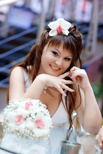 Unga bruden med blommor — Stockfoto