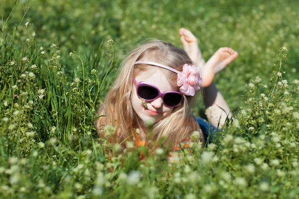 Kleines barfüßiges Mädchen im Gras lizenzfreie Stockfotos