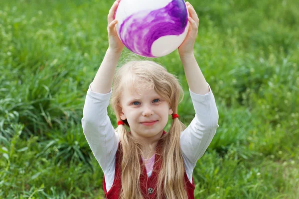 Porträtt av flicka med en boll — Stockfoto