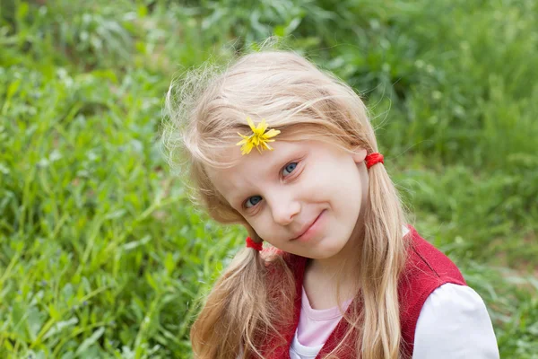 Portret van meisje met bloem in haar — Stockfoto