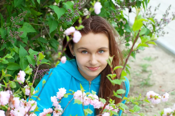 Retrato de una niña en flores — Foto de Stock