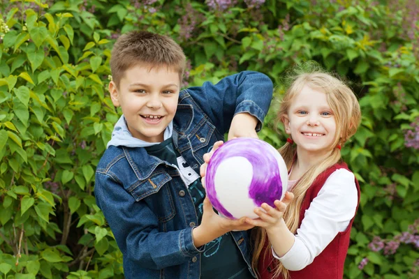 Хлопчик і дівчинка з м'ячем 로열티 프리 스톡 사진
